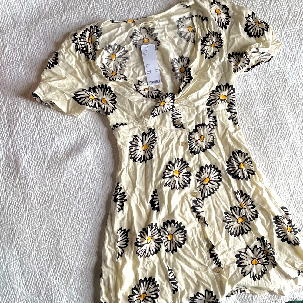 Urban outfitters v neck white short sleeved button up daisy dress!